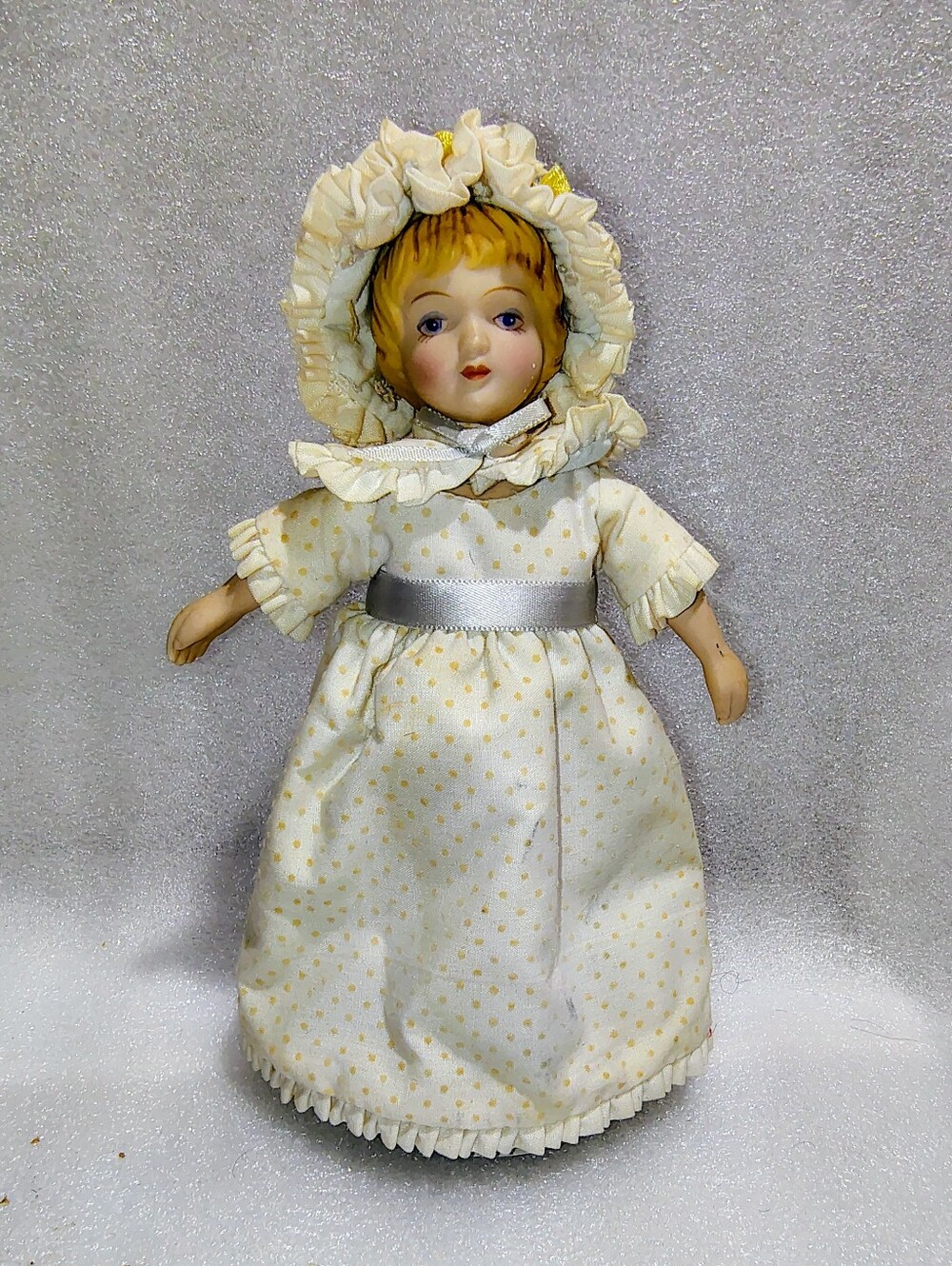 Vintage 1988 Avon House of Dolls Porcelain Doll PA-840 Bonnet 7-8"